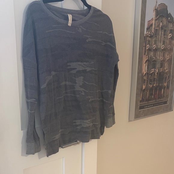 Altard State Gray Camouflage Long Sleeve Top size small - Picture 2 of 2